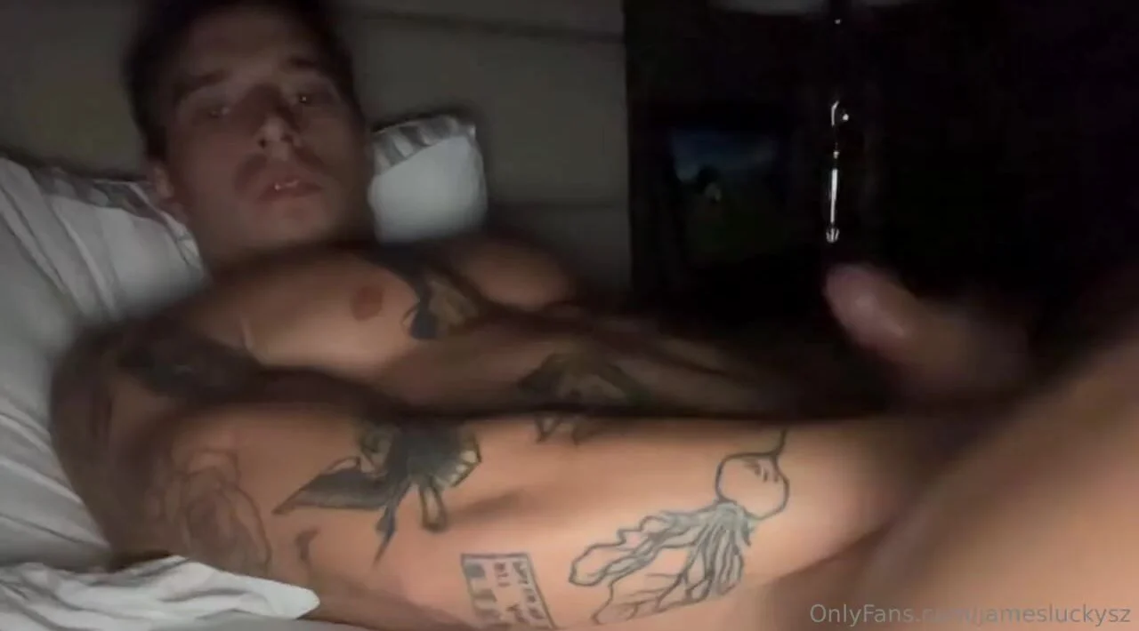 Late night jerk off in bed and shooting a load over myself – James Hilerio (james2xlh)