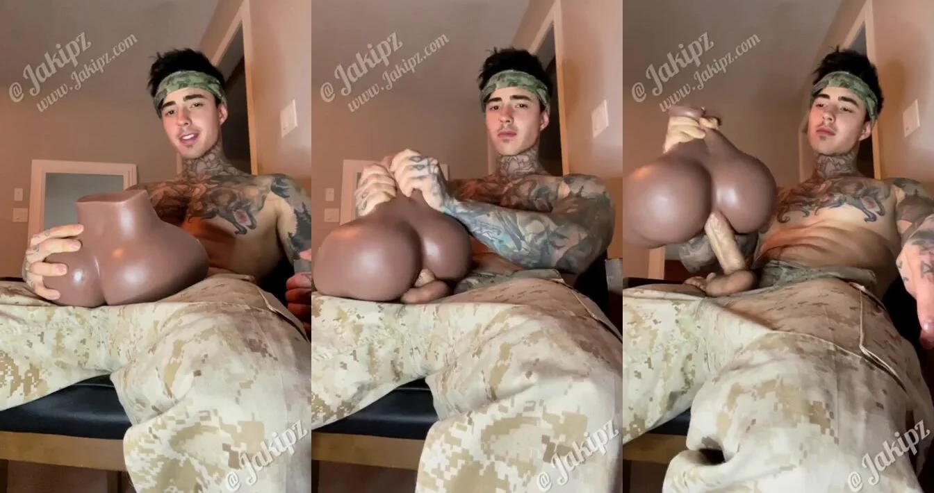 Jakipz – Fucking a toy pussy and cumming